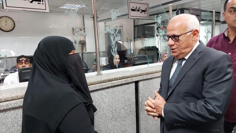 محافظ بورسعيد يتابع سير العمل بالمركز التكنولوجي لخدمة المواطنين بديوان حي الضواحي