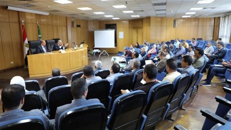 محافظ المنيا يبحث الموقف التنفيذي لمشروعات المرحلة الثانية بـ”حياة كريمة”