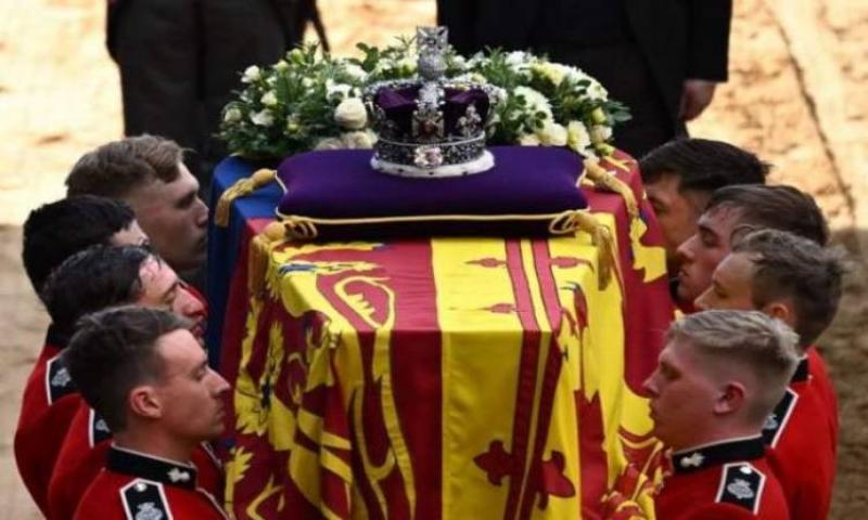 «الجارديان»: توقف التداول ببورصة لندن وتعطيل العمل بالبنوك غدا
