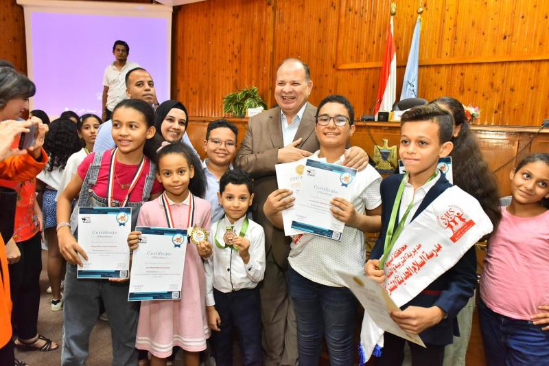 محافظ أسيوط يسلم الطلاب الفائزين شهادات وميداليات اجتياز المسابقات الدولية
