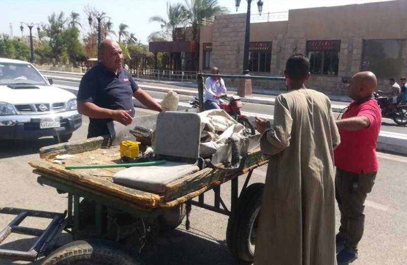 ضبط 14 عربة كارو وتحرير 5 محاضر بيئية في حملة بالأقصر|صور