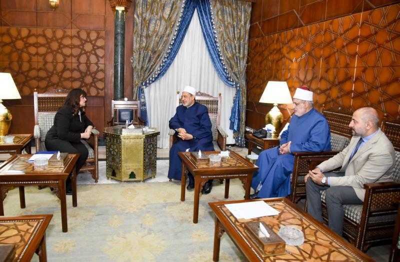 شيخ الأزهر يستقبل وزيرة الهجرة لتعزيز التعاون لصالح المصريين بالخارج.. صور
