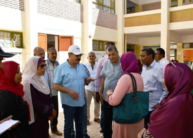محافظ أسوان يتفقد المدارس للاطمئنان على جاهزيتها قبل بدء العام الدراسي