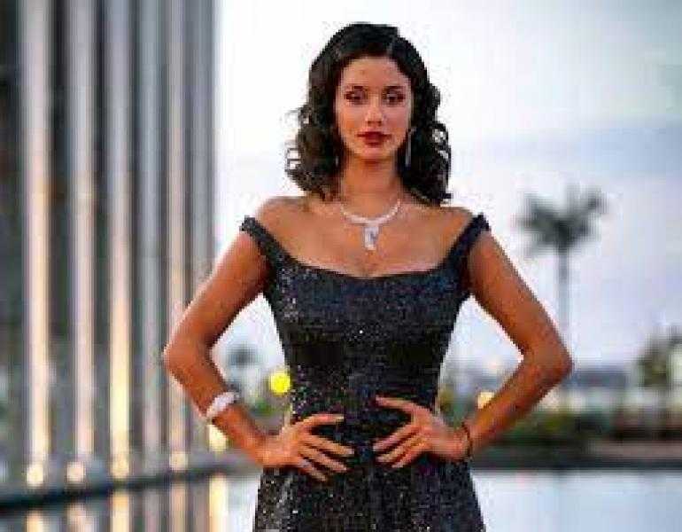 من إيطاليا.. سنتيا خليفة تخطف الأنظار بإطلالة كاجوال