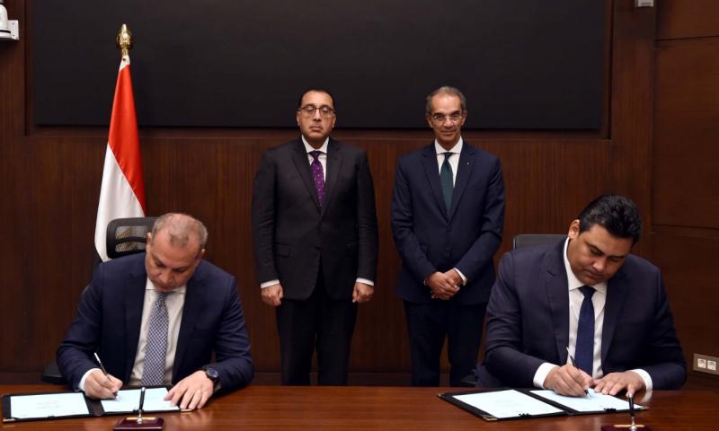 رئيس الوزراء يشهد توقيع تعاون بين العربية للتصنيع و"القومى لتنظيم الاتصالات"