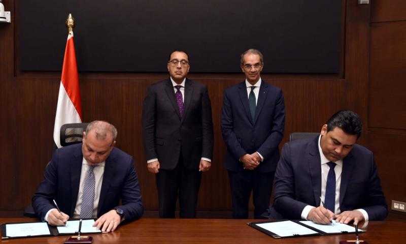 رئيس الوزراء يشهد توقيع تعاون بين العربية للتصنيع و”القومي لتنظيم الاتصالات”