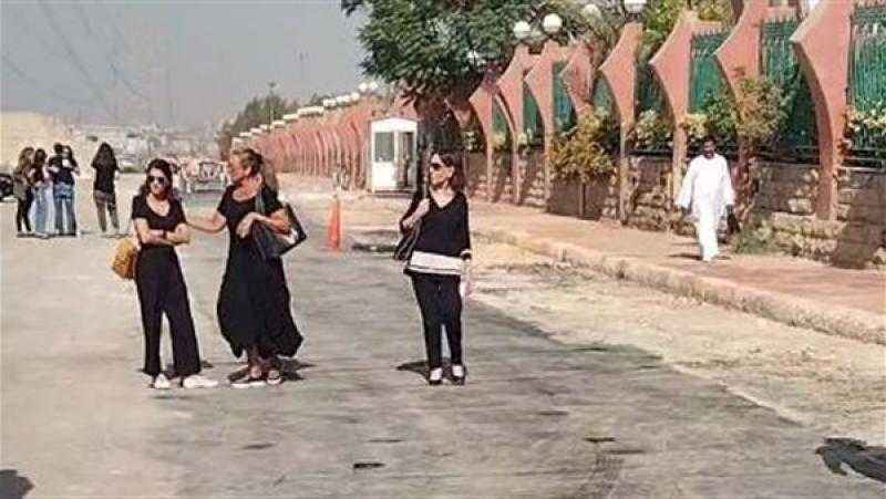 توافد العديد من الفنانين لحضور جنازة هشام سليم بمسجد الشرطة