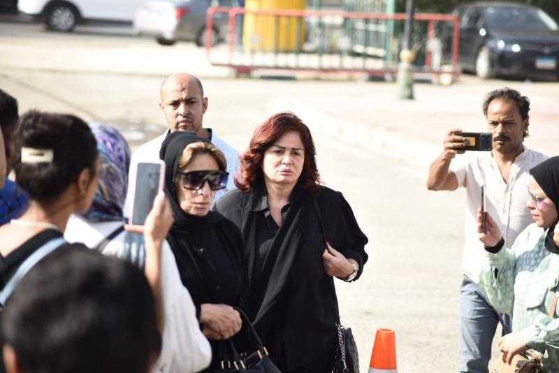 وصول أشرف زكي وإلهام شاهين وخالد النبوي لأداء صلاة الجنازة على الراحل هشام سليم