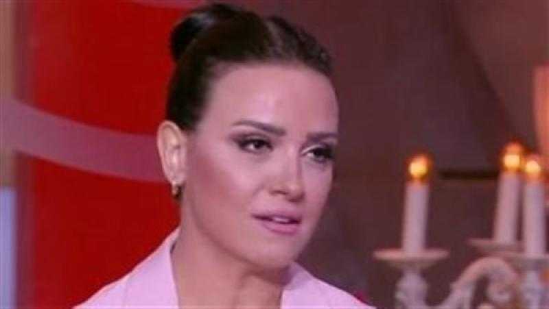 ريهام عبد الغفور تخطف الأنظار بالرمادي اللامع في مهرجان القاهرة السينمائي