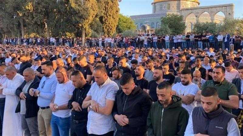 آلاف الفلسطينيين يؤدون صلاة الجمعة في المسجد الأقصى