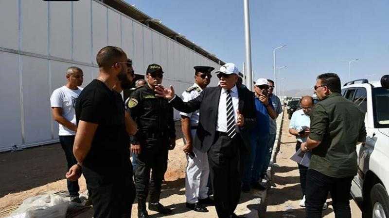 محافظ جنوب سيناء يتابع العمل بطريق السلام والممشى السياحي بشرم الشيخ