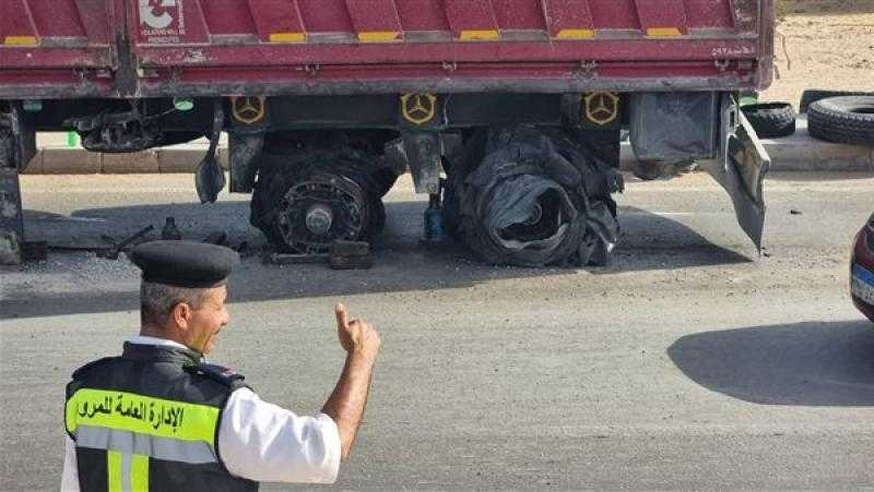 كثافات مرورية بسبب تعطل سيارة نقل بمقطورة على طريق مصر اسكندرية الصحراوي.. صور