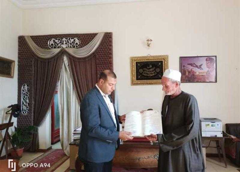 محافظ كفر الشيخ يشهد تسليم 9 عقود تقنين أراضي أملاك الدولة