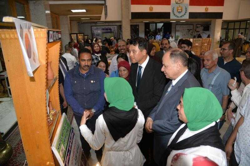 محافظ أسيوط وسفير كوريا الجنوبية يتفقد معرض الأسر المنتجة والمشغولات اليدوية والتراثية|صور