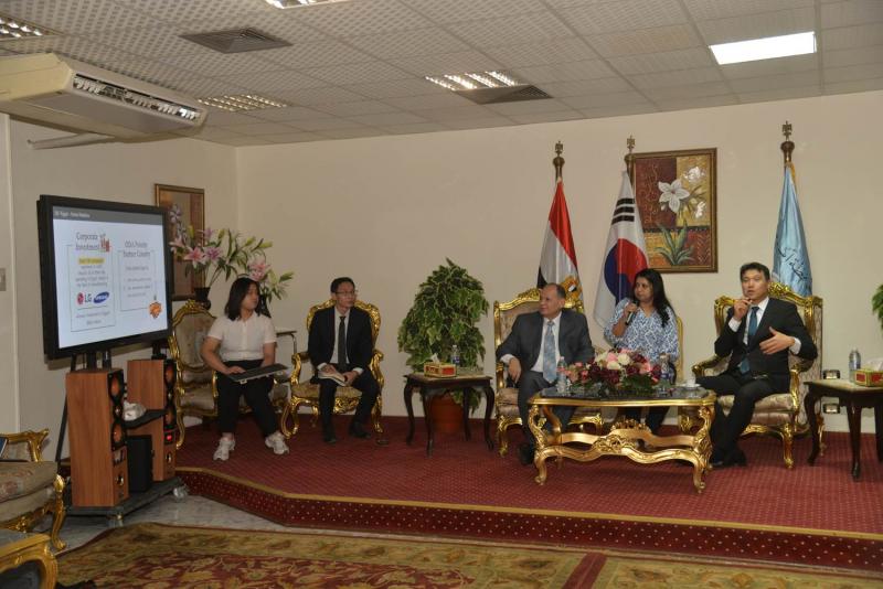محافظ أسيوط يستعرض مشروعات حياة كريمة خلال زيارة سفير كوريا الجنوبية