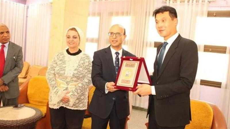 سفير كوريا الجنوبية يختتم زيارته لجامعة أسيوط بجولة في القرية الأولمبية