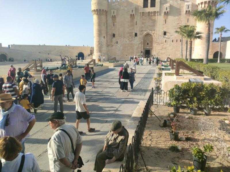 إقبال كبير على قلعة قايتباي بمناسبة مرور 200 عاما على فك رموز ”حجر رشيد”.. صور