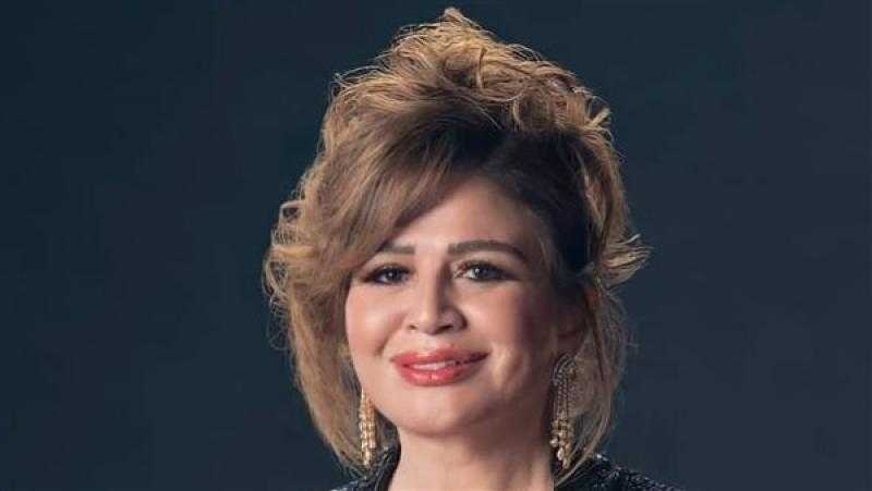 رانيا يوسف تستعرض أنوثتها فوق الحصان في الأقصر
