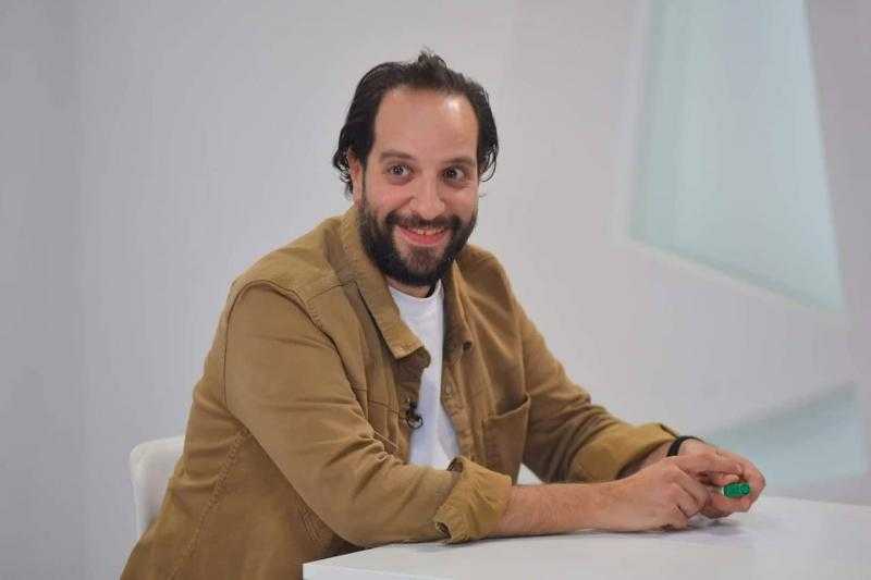 أحمد أمين يقدم سيرة أحمد خالد توفيق في كتاب صوتي .. غداً