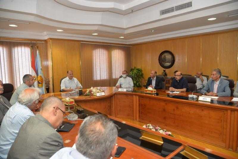محافظ أسيوط يعقد اجتماعا لمناقشة ظاهرة حرق المخلفات الزراعية