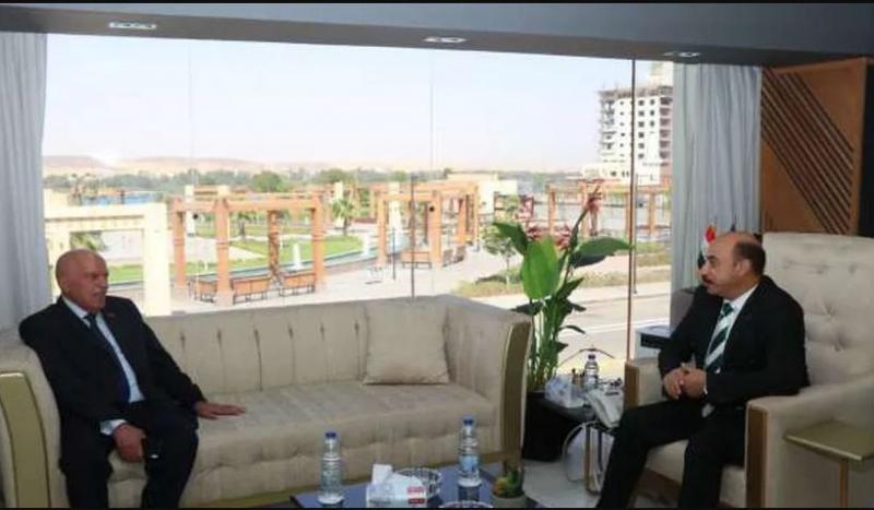 محافظ أسوان يثني على دور نقابة المعلمين في تنمية الوعي بقضايا الوطن