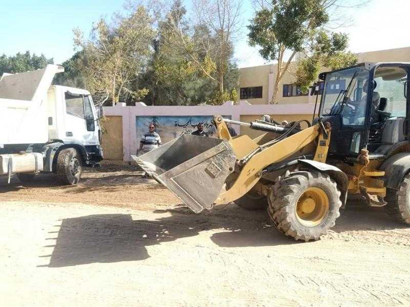 رفع 75 طن مخلفات بمحيط مدارس الواحات البحرية.. صور