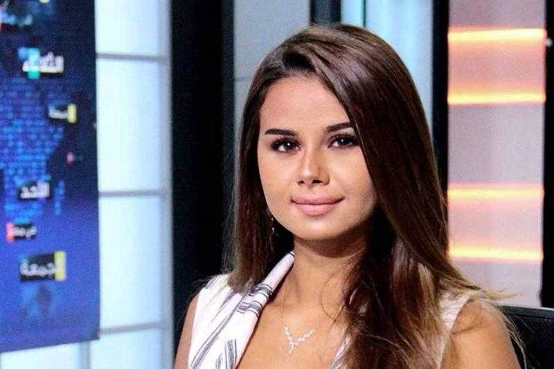 منة عرفة تواكب الموضة بشعر مجعد وجمبسوت قصير