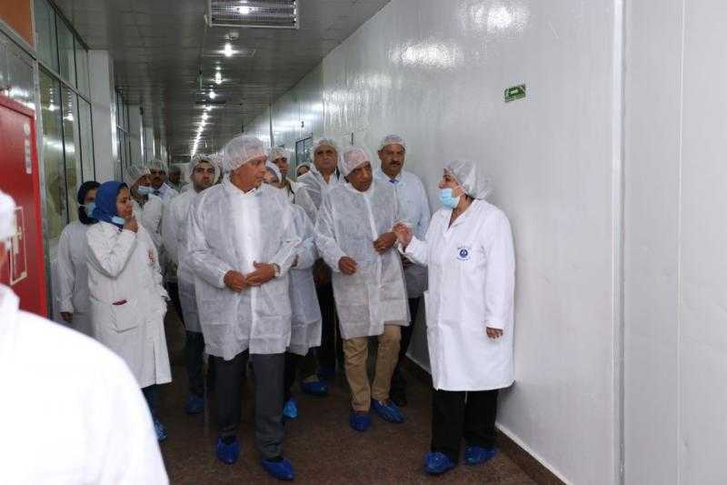 خلال زيارته شركة الإسكندرية للأدوية.. وزير قطاع الأعمال يتفقد المصانع ويستعرض مشروعات التطوير