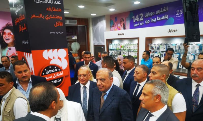 وزير قطاع الأعمال العام يفتتح فرع ”صيدناوي” بسيدي جابر بعد تطويره بـ32 مليون جنيه