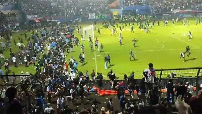 ارتفاع حصيلة ضحايا حادث التدافع بملعب لكرة قدم في إندونيسيا إلى 174 قتيلا