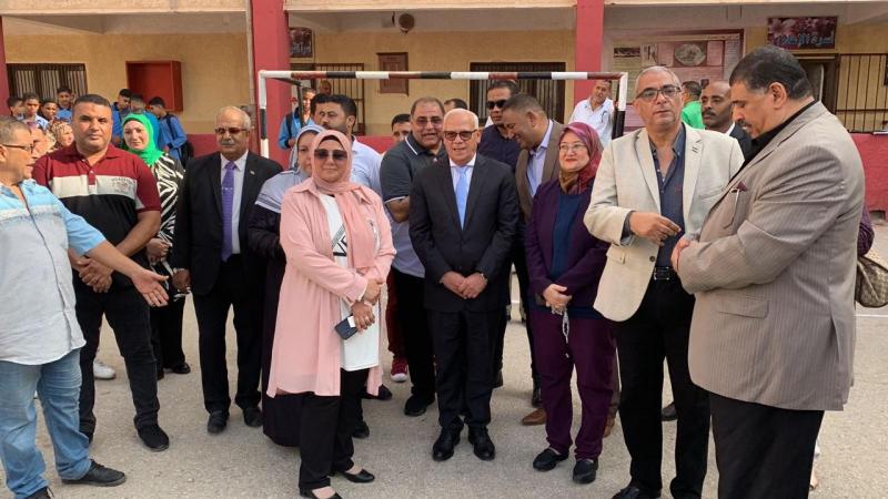محافظ بورسعيد يشارك طالبات مدرسة القناة الإعدادية تحية العلم | صور
