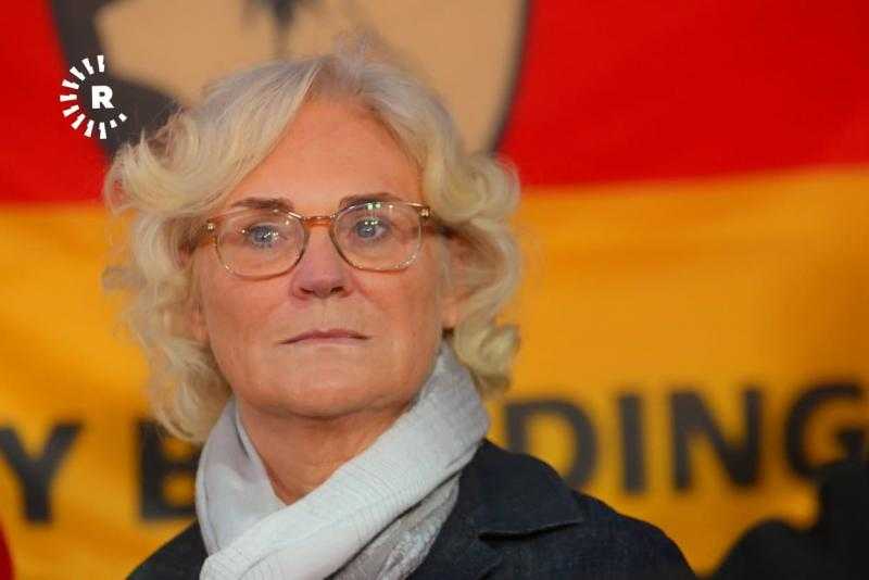 وزيرة الدفاع الألمانية تعلن توريد 16 مدفع هاوتزر من سلوفاكيا لأوكرانيا العام القادم