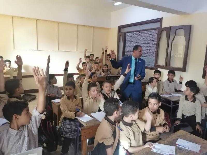 محافظ القليوبية يحيل مدير إدارة الخانكة التعليمية للتحقيق ويستبعد مدير مدرسة.. صور