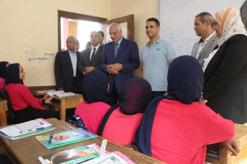 محافظ الجيزة يتفقد مدرستي منيل شيحة وبنك أبو ظبي الإعداديتين بأبو النمرس | صور