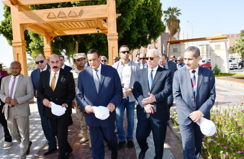 وزير التنمية المحلية ومحافظ أسوان يتفقدان مشروع ممشى أهل مصر وتطوير السوق القديم.. صور