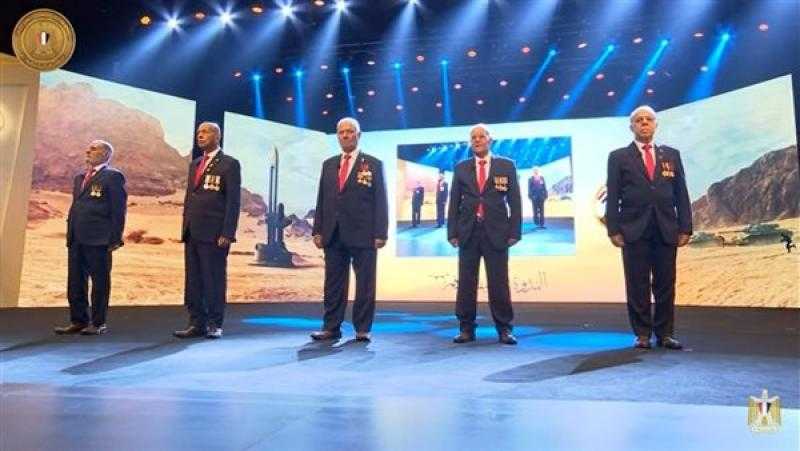 الرئيس السيسي لأبطال «139 صاعقة» : «أرجو تقبلوا اعتذارنا لو ماخدناش بالنا منكم قبل كده»