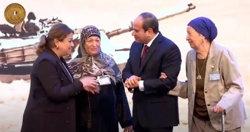 زوجة أحد أبطال أكتوبر تكشف تفاصيل لقائها بالرئيس السيسي.. فيديو