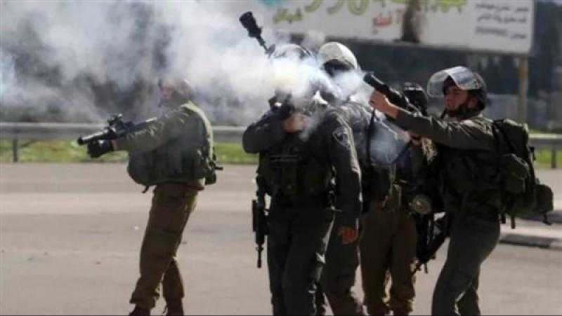 الاحتلال الإسرائيلي يطلق قنابل الصوت والغاز السام على الفلسطينيين