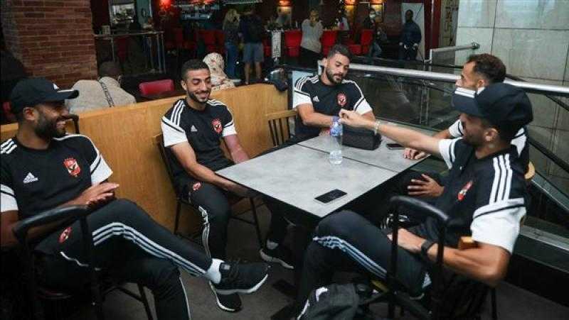 بعثة الأهلي تصل مطار القاهرة استعدادًا للسفر إلى تونس