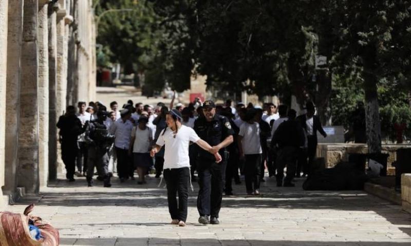 مستوطنون يقتحمون الأقصى.. والاحتلال يبعد 5 فلسطينيين عن المسجد