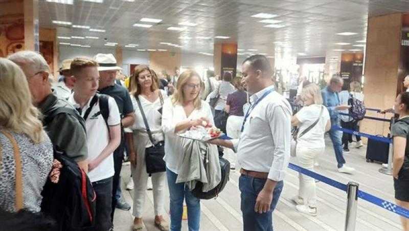 مطار الأقصر يستقبل أولى رحلات طيران البحر الأحمر من إسبانيا