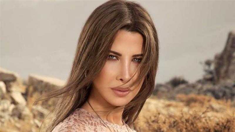 نانسي عجرم تستعرض أنوثتها بالجلد الأسود
