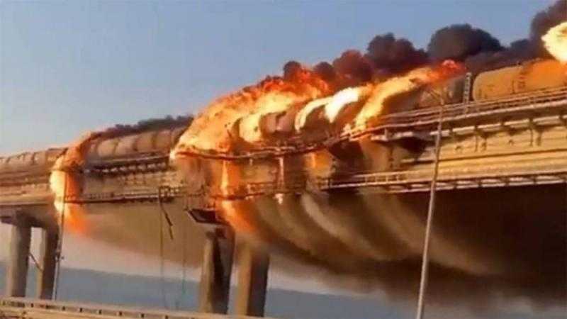 روسيا: مقتل 3 أشخاص جراء تفجير جسر القرم