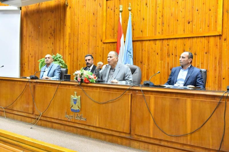 محافظ أسيوط يترأس اجتماع مناقشة إجراءات مواجهة ظاهرة حرق المخلفات الزراعية | صور