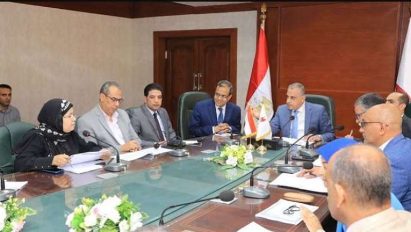 محافظ سوهاج يترأس اجتماع المجلس الإقليمي للسكان