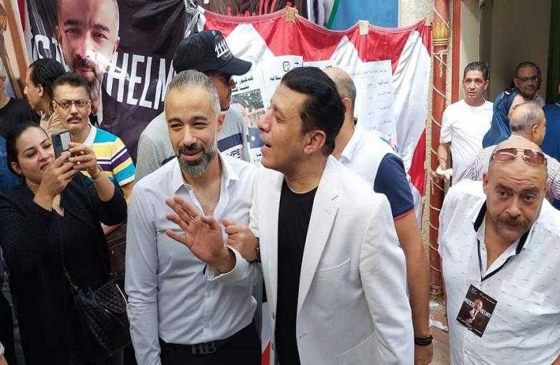 كيف استقبل مصطفى كامل منافسه مصطفى حلمي داخل نقابة المهن الموسيقية؟.. صور