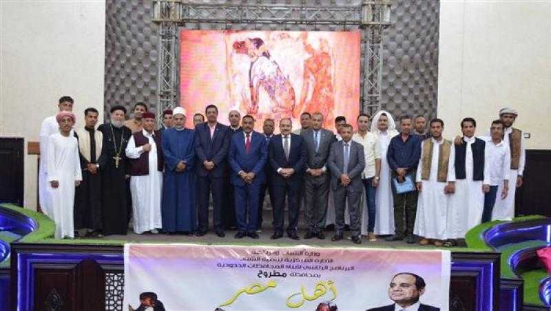 محافظ مطروح يلتقي شباب المحافظات الحدودية المشاركين ببرنامج ”أهل مصر”