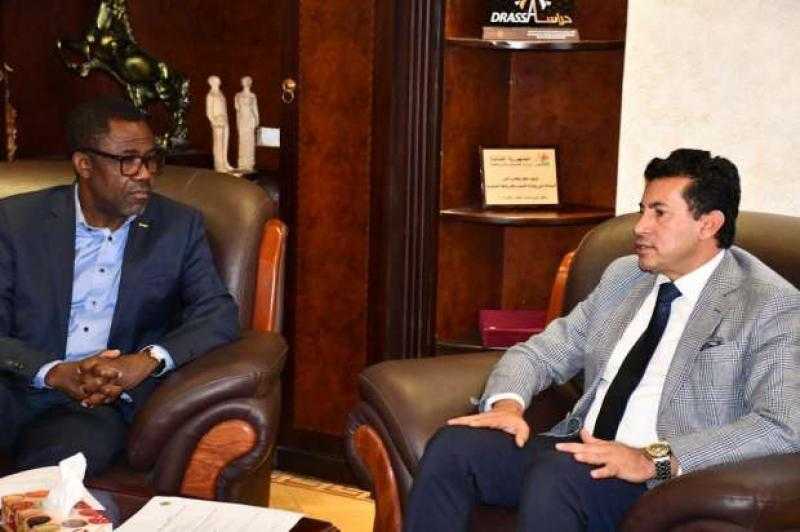 وزير الرياضة يلتقي السكرتير العام للاتحاد الإفريقي لكرة القدم