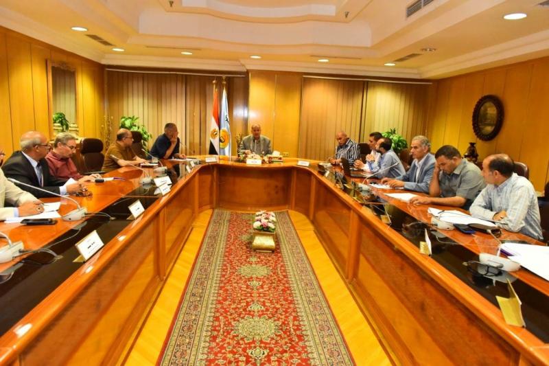 محافظ أسيوط يعقد اجتماعًا لمتابعة الموقف التنفيذي لمشروعات تطوير الريف