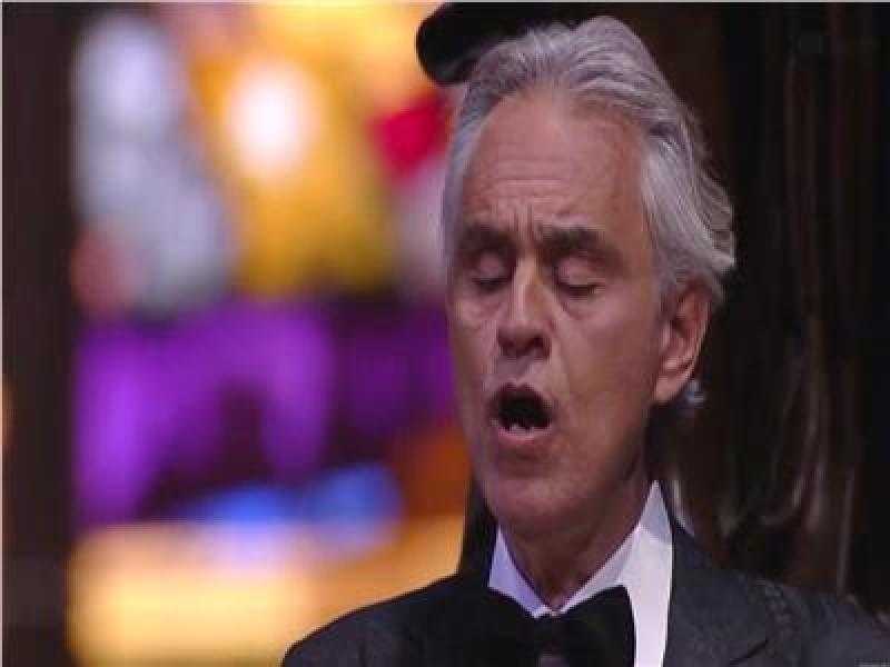 المطرب العالمي أندريا بوتشيلي: غنيت في الأهرامات ولدي ذكريات لا تنسي بمصر.. فيديو